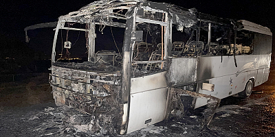 Kayseri'de seyir halindeyken alev alan midibüs yandı