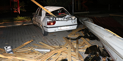 Kayseri'de şiddetli rüzgar bir binanın çatısını düşürdü