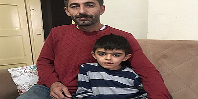 Kayseri'de sokak köpeklerinin çocuğa saldırma anı güvenlik kamerasına yansıdı