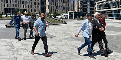 Kayseri'de taksicinin bıçakla öldürülmesiyle ilgili baba ile oğlu adliyede