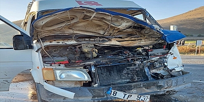 Kayseri'de tarım işçilerini taşıyan minibüs ile yakıt tankeri çarpıştı, 15 kişi yaralandı