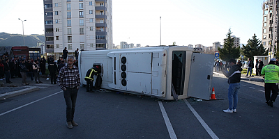 Kayseri'de tır ile işçi servis midibüsünün çarpıştığı kazada 33 kişi yaralandı