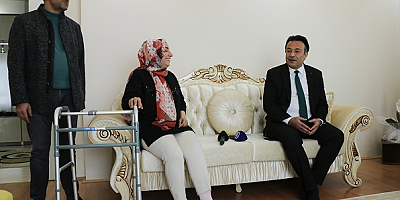 Kayseri'de trafik kazasında yaralanan öğretmene meslektaşlarından ziyaret