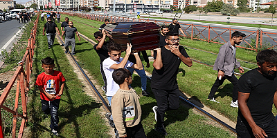 Kayseri'de tramvayın çarpması sonucu ölen çocuğun yakınları yolu kapattı