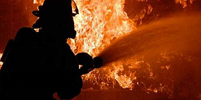 Kayseri'de üç katlı apartmanın en üst katında çıkan yangın söndürüldü