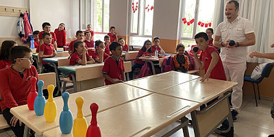 Kayseri'de Ümit öğretmen çocuk odasında çektiği videolarla öğrencilere dersleri sevdiriyor