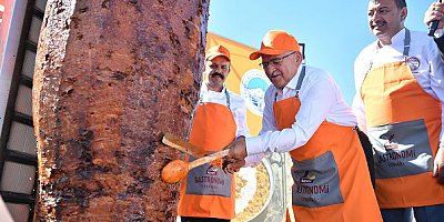 Kayseri'de vatandaşlara 1 ton sucuk döner dağıtıldı