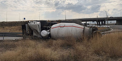 Kayseri'de virajı alamayan beton mikseri devrildi