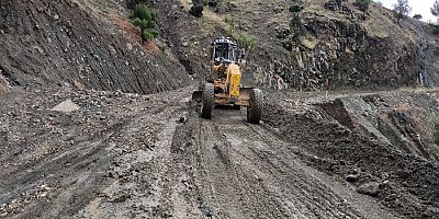 Kayseri'de Yağış Sonrası Kapanan Yahyalı-Kapuzbaşı Yolu Güvenli Hale Getirildi