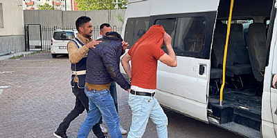 Kayseri'de yakalanan 2 firari hükümlü cezaevine teslim edildi