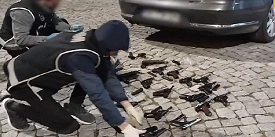 Kayseri'de yasa dışı silah ticareti operasyonunda 2 adet UZİ ve 22 adet tabanca ele geçirildi