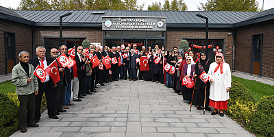 Kayseri'de yaşlı yaşam merkezinin misafirleri Cumhuriyet'in 100. yılını kutladı