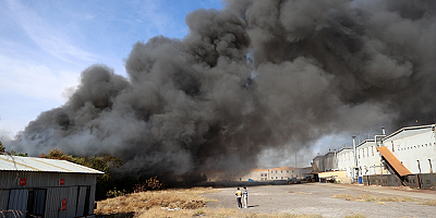 Kayseri'de yatak fabrikasında çıkan yangına müdahale ediliyor