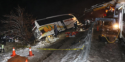 Kayseri'de yolcu otobüsünün devrilmesi sonucu 4 kişi öldü, 24 kişi yaralandı