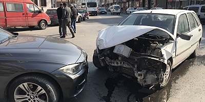 Kayseri'de zincirleme trafik kazası 3 araçta hasar oluştu