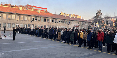 Kayseri'deki okullarda Pençe-Kilit Harekat bölgesinde şehit olan askerler için saygı duruşu yapıldı
