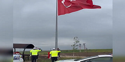 Kayseri Emniyeti'nden bayrak  duyarlılığı
