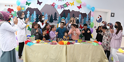Kayseri Engelsiz Çocuk Evi'nde sürpriz doğum günü kutlaması