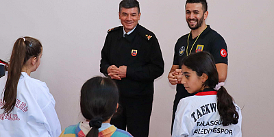 Kayseri İl Jandarma Komutanı Dedebağı Talas Spor Okulu'nu ziyaret etti