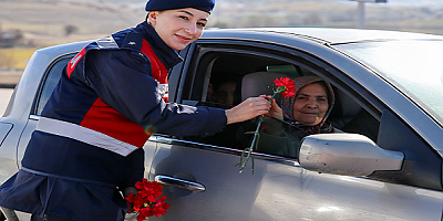 Kayseri İl Jandarma Komutanlığı Kadınlara Karanfil Verdi
