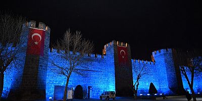 Kayseri Kalesi ve saat kulesine 'otizm' farkındalığı