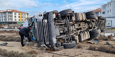 Kayseri plakalı Tır ile otomobil çarpıştı 5 kişi yaralandı