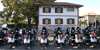 Kayseri polisinden 80 engelliye akülü araç desteği