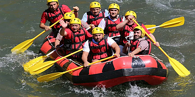 Kayseri Valisi Gökmen Çiçek, Zamantı Irmağı'nda rafting yaptı