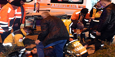 Kaza yerini temizleyen 2 işçi, otomobilin çarpması sonucu yaralandı