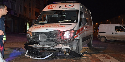 Kazaya müdahale için giden ambulans, otomobille çarpıştı