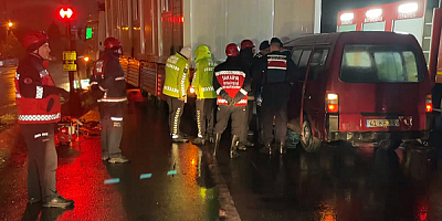  Konteyner yüklü tıra çarpan minibüsün sürücüsü öldü, 2 kişi yaralandı