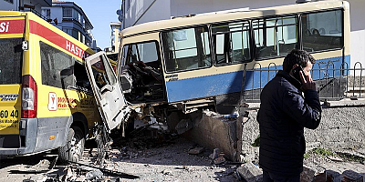 Kontrolden çıkan dolmuş ATM'lere ve park halindeki araca çarptı