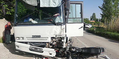 Konya'da midibüs ile motosiklet çarpıştı 2 kişi öldü