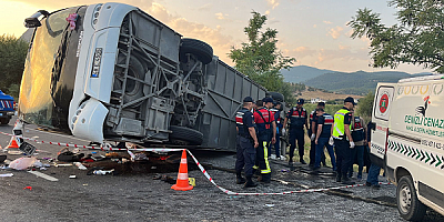 Kum yüklü kamyonun çarptığı otobüsteki 6 kişi öldü
