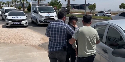 Lise öğrencisi öğretmeniyle birlikte 3 kişiyi yaraladı