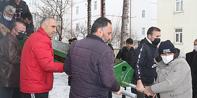 Lise öğretmeni evinde ölü bulundu