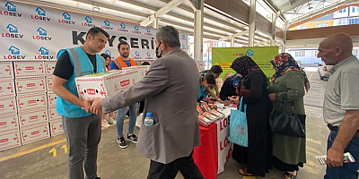 LÖSEV ‘Mutlu Et’ sloganıyla Kayseri Erciyesevler pazar yerinde  paket dağıtımı yaptı