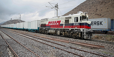 Malatya'ya gönderilen yaşam konteynerlerini taşıyan tren Kayseri'ye ulaştı