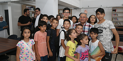 Memduh Büyükkılıç kütüphanede öğrencilerle bir araya geldi