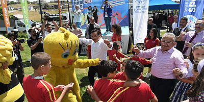  Menduh Büyükkılıç, Halay Çekti, Futbol Oynadı, Çocukluk Günlerini Yeniden Yaşadı