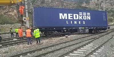 Mersin-Kayseri seferini yapan yük treninin vagonu raydan çıktı