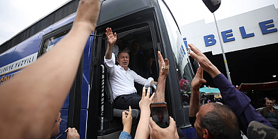 Milli Savunma Bakanı Akar, kent merkezinde dolaştı, halkı selamladı