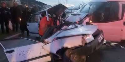  Minibüsle çarpışan otomobilin sürücüsü öldü