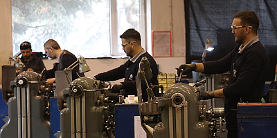 MSB'nin paraşüt üreten çalışanları depremzedeler için çadır dikiyor