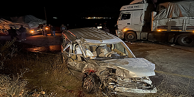 Nevşehir'de  iki tırla çarpışan hafif ticari aracın sürücüsü öldü
