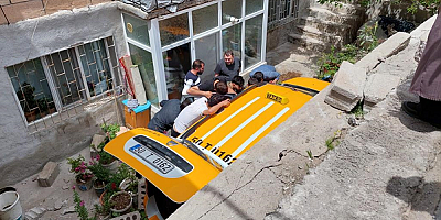 Nevşehir'de kamyonetle çarpışan taksi bir evin bahçesine düştü