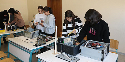 Ortaokul öğrencileri atık elektronik malzemelerle teknolojiyi öğreniyor