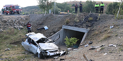 Otomobil menfeze düştü, bir kişi öldü, iki kişi yaralandı