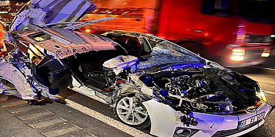 Otomobil traktöre arkadan çarptı 3 kişi yaralandı