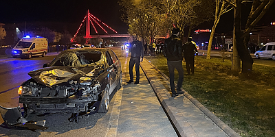 Otomobilin çarptığı iki genç hayatını kaybetti